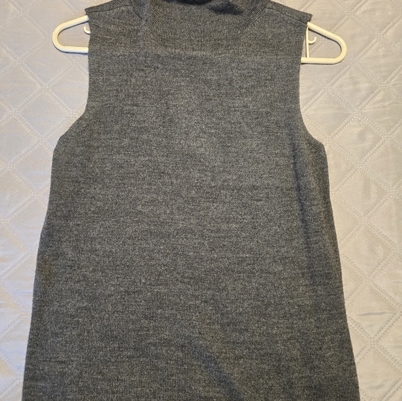 Tommy Hilfiger lambs wool/angora blend hooded sweater set. Petite small. - Picture 3 of 11